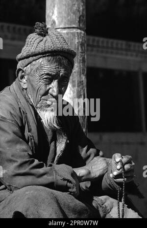 LAMA (MONACO) con mala (ROSARIO), HEMIS GOMPA (monastero) - LADAKH, INDIA Foto Stock