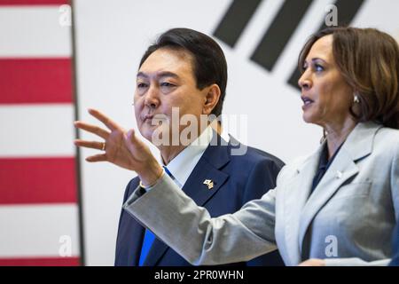 Greenbelt, Stati Uniti. 25th Apr, 2023. Il presidente sudcoreano Yoon Suk Yeol (L), insieme al vice presidente americano Kamala Harris (C), fa un tour del Goddard Space Center della NASA a Greenbelt, Maryland, USA, il 25 aprile 2023. Yoon è il primo giorno di una visita di tre giorni a DC, dove è previsto di visitare la Casa Bianca e di parlare a una sessione congiunta del Congresso. Credit: Abaca Press/Alamy Live News Foto Stock