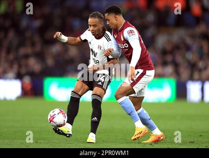 Bobby Decordova-Reid di Fulham (a sinistra) e Jacob Ramsey di Aston Villa combattono per la palla durante la partita della Premier League a Villa Park, Birmingham. Data immagine: Martedì 25 aprile 2023. Foto Stock