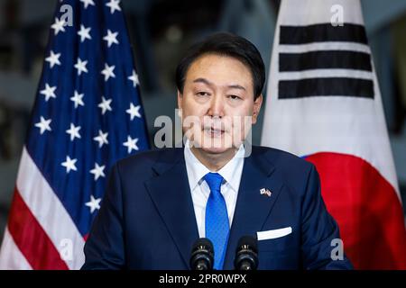 Il presidente sudcoreano Yoon Suk Yeol parla dopo aver visitato il Goddard Space Center della NASA a Greenbelt, Maryland, USA. 25th Apr, 2023. Yoon è il primo giorno di una visita di tre giorni a DC, dove è previsto di visitare la Casa Bianca e di parlare a una sessione congiunta del Congresso. Credit: Sipa USA/Alamy Live News Foto Stock