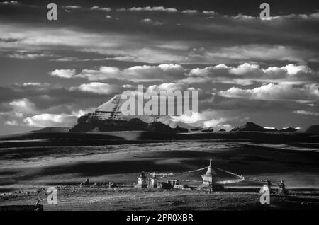 IL MONASTERO DI CHIU, i suoi 3 CHORTENS e IL MONTE KAILASH (6638M) sono visitati da devoti PELLEGRINI BUDDISTI - TIBET Foto Stock