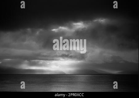 TRAMONTO sul LAGO MANASAROVAR (4550M), luogo sacro di pellegrinaggio per I PELLEGRINI BUDDISTI e INDÙ - KAILASH, TIBET Foto Stock