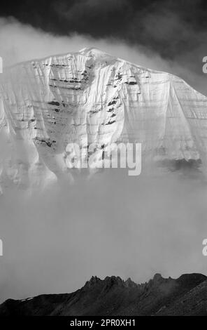 La parete nord del MONTE KAILASH (6638 m) è un luogo sacro per I PELLEGRINI BUDDISTI e INDÙ - TIBET Foto Stock