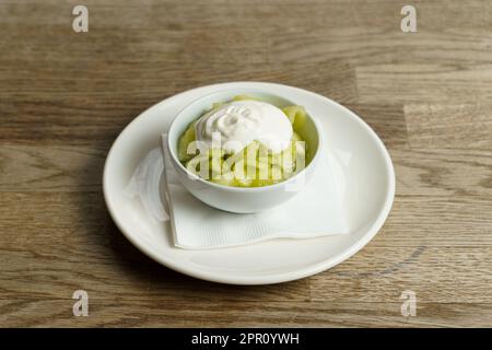 Insalata di cetriolo con panna acida Foto Stock