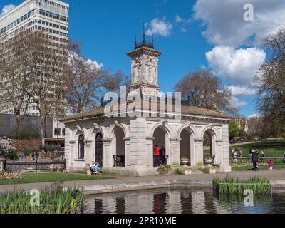 The Pump House in the Italian Gardens, Kensington Gardens, Londra, Regno Unito. Foto Stock