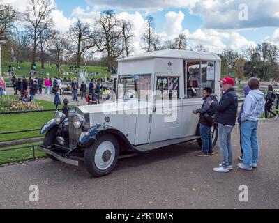 Furgone per gelati "The Scoop", furgone Rolls Royce e il "primo gelato a batteria al mondo", Kensington Gardens, Londra, Regno Unito. Foto Stock