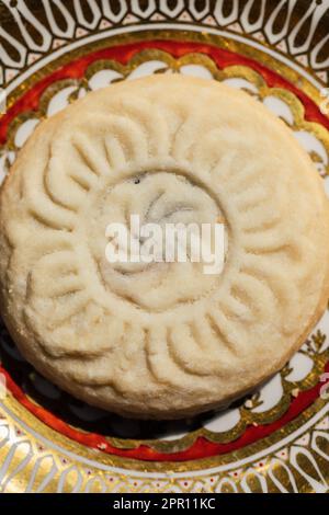 maamoul (ma'amoul), biscotti al burro datati con motivo decorativo. Foto Stock