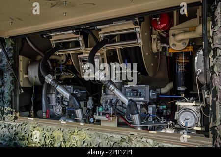 Brno, Czechia - 08 ottobre 2021: Misuratori e tubi di gas o carburante all'interno di una pista di rifornimento militare mimetchiata, dettaglio closeup dalla presentazione all'IDET Foto Stock