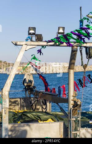 Barca da pesca decorata con nastri colorati primo piano Foto Stock