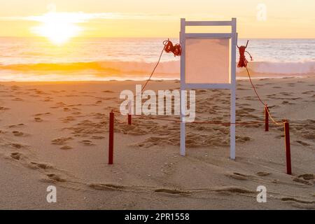 Lavagna bianca sulla spiaggia al tramonto Foto Stock