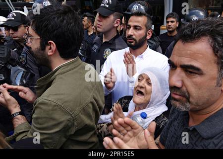 Diyarbakir, Turchia. 25th Apr, 2023. Un'anziana donna curda grida slogan durante una manifestazione . Più di 160 giornalisti curdi, artisti teatrali, musicisti, avvocati, politici e dirigenti di associazioni sono stati detenuti in operazioni condotte dalla polizia simultaneamente in 21 città nelle regioni orientali e sudorientali della Turchia, dove i curdi vivono ampiamente e in alcune città della Turchia. In tutte queste città si sono svolte manifestazioni per protestare contro le detenzioni. Credit: SOPA Images Limited/Alamy Live News Foto Stock