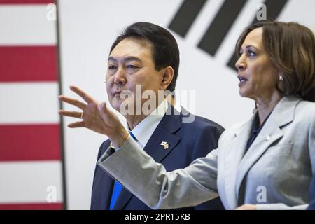 Greenbelt, Stati Uniti. 25th Apr, 2023. Il presidente sudcoreano Yoon Suk Yeol e il vicepresidente americano Kamala Harris (C), hanno fatto un tour del Goddard Space Center della NASA a Greenbelt, Maryland, martedì 25 aprile 2023. Yoon è il primo giorno di una visita di tre giorni a DC, dove è previsto di visitare la Casa Bianca e di parlare a una sessione congiunta del Congresso. Foto di Jim lo Scalzo/UPI Credit: UPI/Alamy Live News Foto Stock