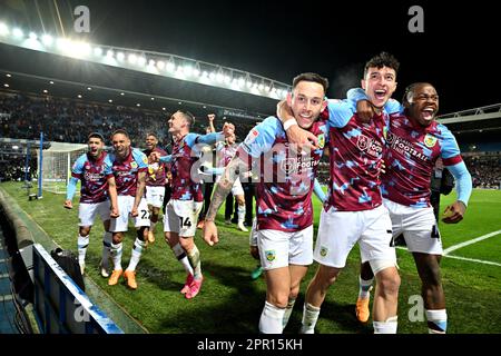 Blackburn, Regno Unito. 25th Apr, 2023. Burnley festeggia la vittoria della lega durante la partita del campionato Sky Bet a Ewood Park, Blackburn. Il credito dell'immagine dovrebbe essere: Gary Oakley/Sportimage Credit: Sportimage Ltd/Alamy Live News Foto Stock