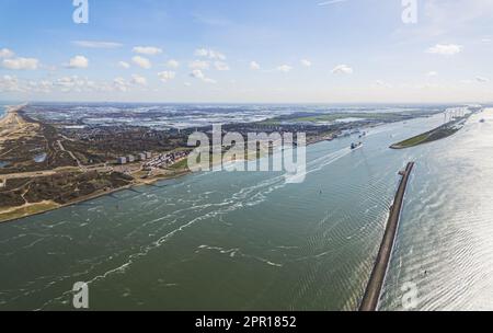 Vista dall'alto del Mare del Nord e del porto di Maasvlakte sullo sfondo, Rotterdam, Paesi Bassi. Foto di alta qualità Foto Stock