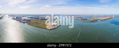 Ripresa aerea sull'area portuale, paesaggio industriale, contenitori per lo stoccaggio del petrolio e navi cisterna, cielo blu sullo sfondo, Maasvlakte, Paesi Bassi. Foto di alta qualità Foto Stock