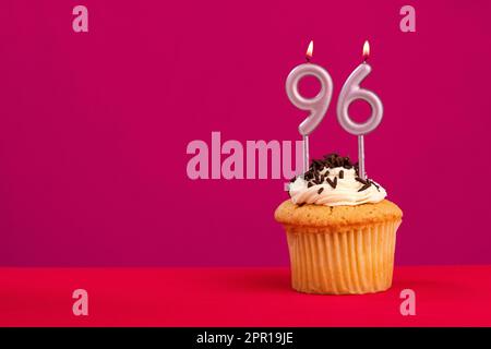 Candela numero 96 - torta di compleanno su sfondo rosso rodamina Foto Stock