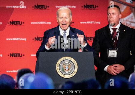 25 aprile 2023, Washington, District of Columbia, USA: Il presidente JOE BIDEN parla alla Building Trades Unions U.S. del Nord America Conferenza legislativa al Washington Hilton di Washington, DC (Credit Image: © Michael Brochstein/ZUMA Press Wire) SOLO PER USO EDITORIALE! Non per USO commerciale! Foto Stock