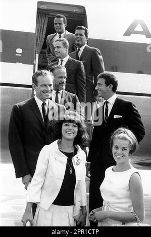 28 1963 AGOSTO, WASHINGTON, DC, USA: ATTORI RITA MORENO, CHARLTON HESTON, MARLON BRANDO, JAMES GARNER E HARRY BELAFONTE. scendere dal loro piano inserito. Belafonte e gli attori di Hollywood arrivano per la marcia a Washington, 28 agosto 1963. (Credit Image: © Globe Photos/ZUMA Wire) SOLO PER USO EDITORIALE! Non per USO commerciale! Foto Stock