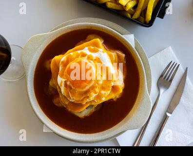 Francesinha - piatti tipici e gustosi di Porto. Cucina portoghese Foto Stock