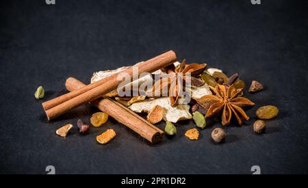 VIN brulé spezie ingerenti, cannella, anice stellato, arancio, badiano, noce moscata, muskat. Vino di Natale. Foto Stock