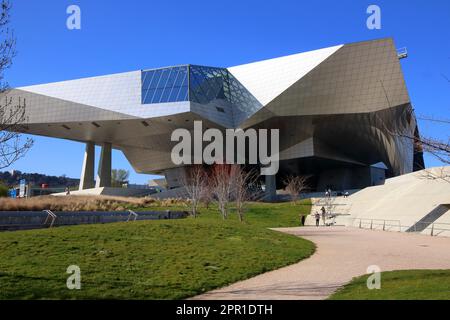 Musée des Confluences, 86 Quai Perrache, Lione, Francia. Cortile di un museo di scienza e storia alla confluenza dei fiumi Rhône e Saône. Foto Stock