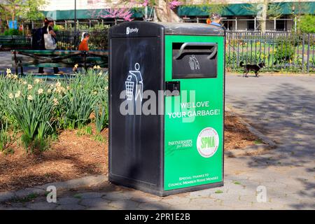 Una pattumiera BigBelly di capacità standard (senza pedale) a Stuyvesant Park nel quartiere Gramercy di Manhattan, New York. Foto Stock