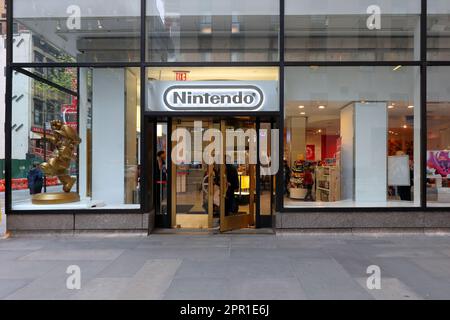 Nintendo NY, 10 Rockefeller Plaza, New York, NYC storefront di un negozio di videogiochi a Midtown Manhattan. Foto Stock