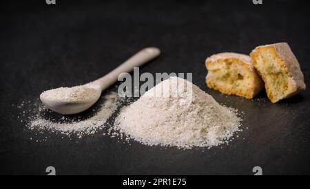 Spezie per ricette. Zucchero milanese. Cucchiaio e mucchio di zucchero, biscotti o biscotti. Dolci. Spezie macinate Foto Stock