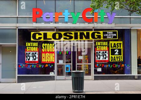 A Party City a Midtown Manhattan con la chiusura dei negozi e la liquidazione dei cartelli di vendita nella finestra, New York, 24 aprile 2023. Foto Stock