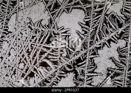 Gelo su un vetro di finestra durante un dicembre freddo nel Michigan centrale, Stati Uniti Foto Stock