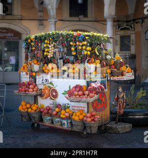 02/22/2023. Catania, italia. Chiosco mobile di peddler siciliano che vendono spremute fresche e frutta Foto Stock