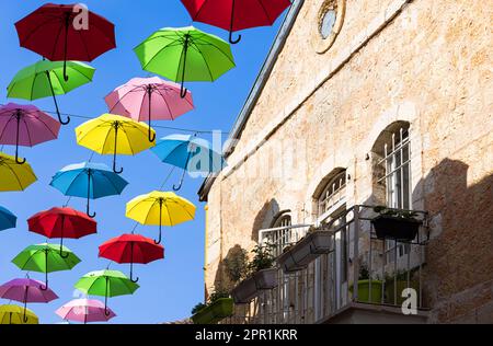 Gerusalemme, Israele, Nahalat Shiva passeggiata turistica e colorato ombrello strada della Città Vecchia. Foto Stock