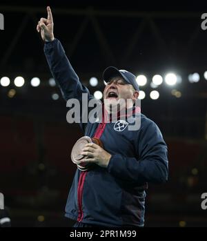 Il manager Kevin Kevin Keen di West Ham United celebra la vittoria durante la finale della fa Youth Cup tra l'Arsenal U18s e il West Ham United U18s presso l'Emirates Stadium di Londra martedì 25th aprile 2023. (Foto: Tom West | NOTIZIE MI) Credit: NOTIZIE MI & Sport /Alamy Live News Foto Stock