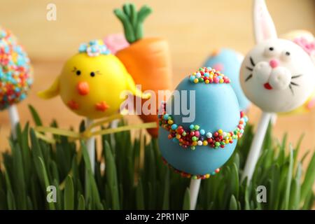 Deliziosa torta dolce schiocchi in erba verde, primo piano. Vacanze di Pasqua Foto Stock