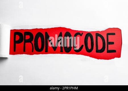 Promocode Word scritto su sfondo rosso, vista attraverso il foro nel white paper Foto Stock