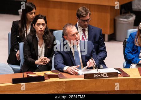 New York, Stati Uniti. 25th Apr, 2023. Il Rappresentante permanente e Ambasciatore d'Israele Gilad Erdan interviene durante la riunione del Consiglio di sicurezza sulla situazione in Medio Oriente, compresa la questione palestinese presso la sede dell'ONU. Il ministro degli Esteri russo Sergey Lavrov ha presieduto la riunione del Consiglio di sicurezza mentre la Federazione russa detiene la Presidenza il mese di aprile. (Foto di Lev Radin/Pacific Press) Credit: Pacific Press Media Production Corp./Alamy Live News Foto Stock