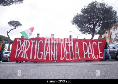 Roma, Italia. 25th Apr, 2023. Un momento di inizio della manifestazione organizzata dall'ANPI in occasione della Giornata di Liberazione dal nazismo, che si è svolta il 25 aprile 1945 (Credit Image: © Matteo Nardone/Pacific Press via ZUMA Press Wire) SOLO PER USO EDITORIALE! Non per USO commerciale! Foto Stock