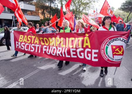 Roma, Italia. 25th Apr, 2023. Un momento di inizio della manifestazione organizzata dall'ANPI in occasione della Giornata di Liberazione dal nazismo, che si è svolta il 25 aprile 1945 (Credit Image: © Matteo Nardone/Pacific Press via ZUMA Press Wire) SOLO PER USO EDITORIALE! Non per USO commerciale! Foto Stock