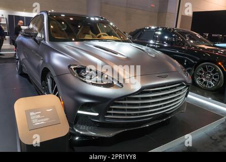 Toronto, Canada - 02 25 2023: 2023 SUV satin Xenon Grey Aston Martin DBX 707 prestazioni di lusso visualizzato su 2023 Canadian International AutoShow Foto Stock