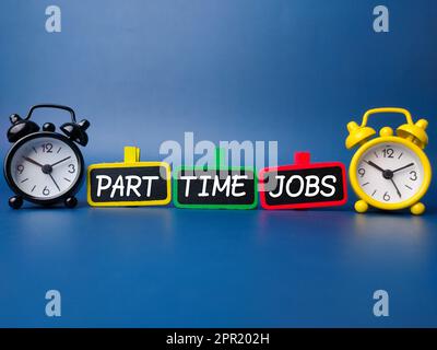 Sveglia con la parola LAVORI PART-TIME su sfondo blu Foto Stock