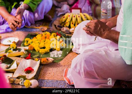 Rituali indù puja sono eseguiti con fiori davanti al sacerdote durante pooja, matrimoni, cerimonie funebri. I vari elementi essenziali religiosi sono k Foto Stock