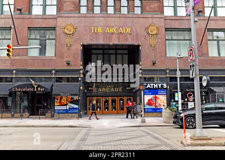 L'entrata della Cleveland Arcade su Euclid Avenue nel centro di Cleveland, Ohio, conduce ad una delle prime gallerie di negozi al coperto degli Stati Uniti. Foto Stock