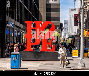 New York, NY - USA - 14 aprile 2023 Vista dell'iconica scultura HOPE di Robert Indiana in W 53rd Street, in 7th Avenue. Foto Stock