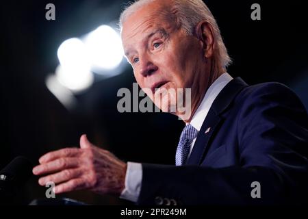 Washington, DC, USA, 25 aprile 2023. Il presidente DEGLI STATI UNITI Joe Biden esprime le sue osservazioni sul suo programma di investimenti in America alla Conferenza legislativa delle unioni di Building Trades del Nord America a Washington, DC, USA, 25 aprile 2023. Questa mattina il presidente Biden ha annunciato ufficialmente il suo credito di rielezione 2024: CNP/MediaPunch Foto Stock