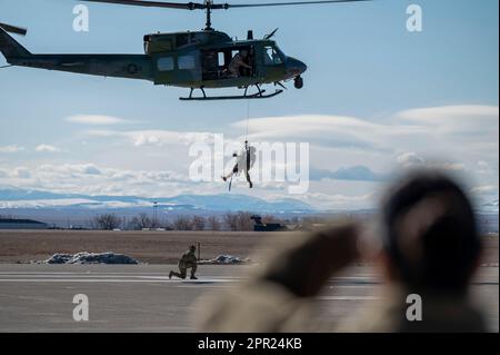 I militari del 341st Medical Group e del 40th Helicopter Squadron dimostrano le capacità di ricerca e salvataggio del 6 aprile 2023 alla base dell'aeronautica militare di Malmstrom, Month. Il 40th HS ha contribuito ad un'orgogliosa storia di salvataggio salvando oltre 400 vite dal 1973 e registrando oltre 145.000 ore di volo, conducendo missioni di ricerca e salvataggio a sostegno dei capi comuni del piano nazionale di ricerca e salvataggio del personale. (STATI UNITI Foto Air Force di Airman Hannah Hardy) Foto Stock