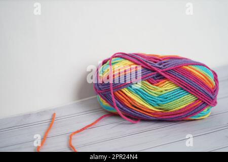 arcobaleno o lana colorata per la lavorazione. strumento artistico e artigianale isolato su sfondo bianco. grande lana a maglia multicolore. Foto Stock