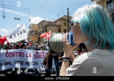 Roma, Italia, Italia. 25th Apr, 2023. Processione per il 78th° anniversario della liberazione dall'oppressione nazista chiamata dai gruppi popolari, dai comitati e dai centri sociali. Contemporaneamente si svolgeva un'altra processione organizzata dall'ANPI (Associazione Nazionale dei Partigiani Italiani). (Credit Image: © Patrizia CORTELLESSA/Pacific Press via ZUMA Press Wire) SOLO PER USO EDITORIALE! Non per USO commerciale! Foto Stock