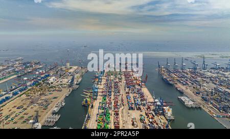 Vista aerea del porto di carico marittimo con container e gru. Porto di Tanjung Priok. Indonesia. Foto Stock