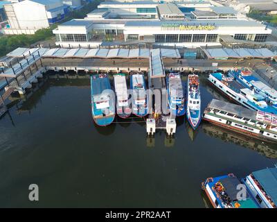 Aprile, 24 2023, diverse barche veloci passeggeri allineati al largo della costa di Muara Angke Foto Stock