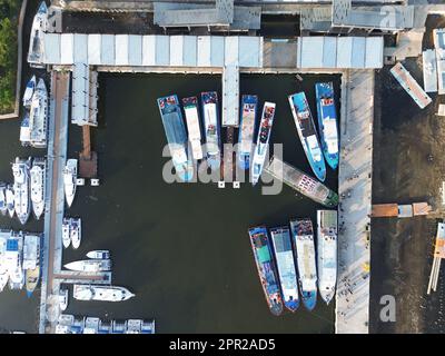 Vista aerea del drone di Muara Angke Beach con barche in legno appoggiate accanto al molo. Con nuvola di rumore dopo la pioggia. Giacarta, Indonesia. Aprile 24, 2023 Foto Stock